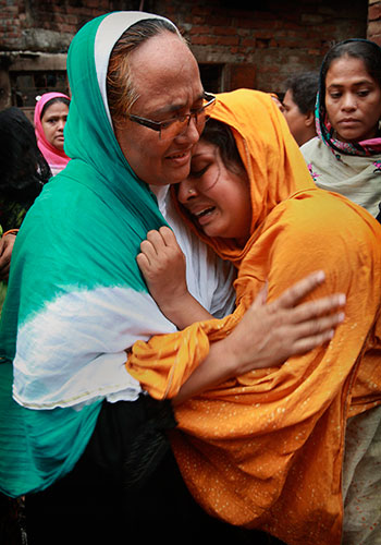 Dhaka fire: Relatives mourn in the street