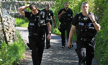Armed-police-officers-pat-006.jpg