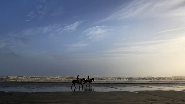 24 hours in pics: Policemen patrol on horses along Karachi's Clifton Beach