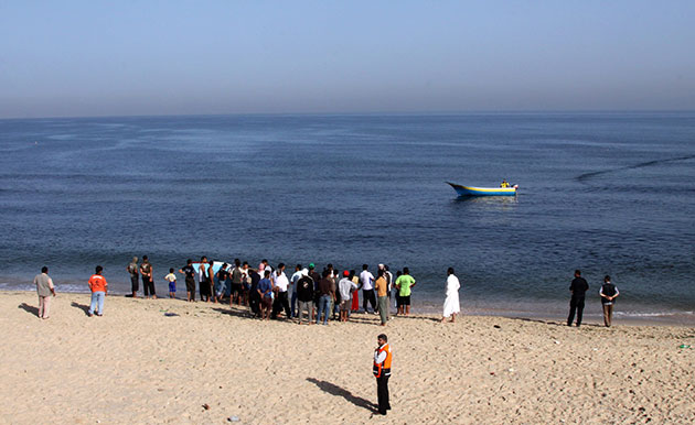 Israeli navy kills four: Palestinians medics search for Palestinian militants who were killed