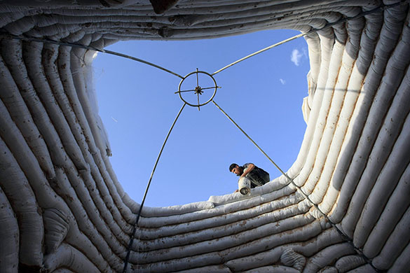 24 hours in pictures: Beit Lahia, Gaza Strip: Palestinian labourers build structures