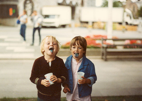 In pictures: blue: Blue tongued children