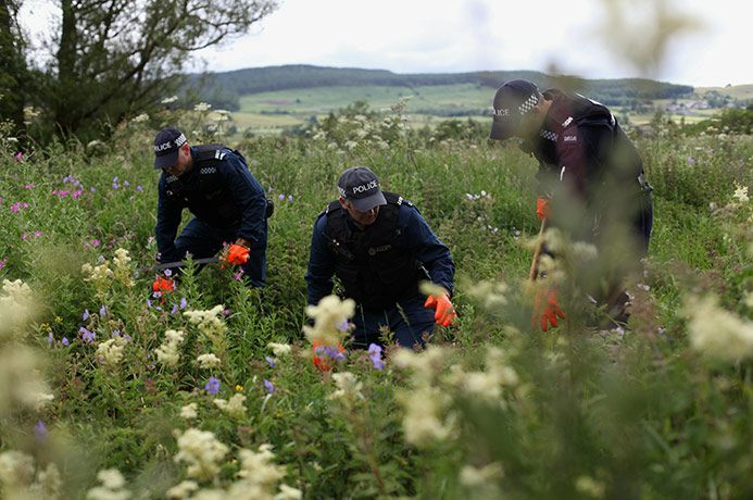 Raoul Moat Last Days: Police officers search in bushes as part of thesearch for Raoul Moat