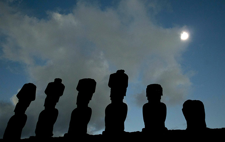 Eclipse: Stone statues during the solar eclipse