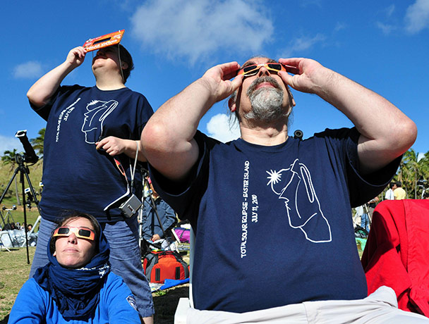 Eclipse: Tourists watch the eclipse