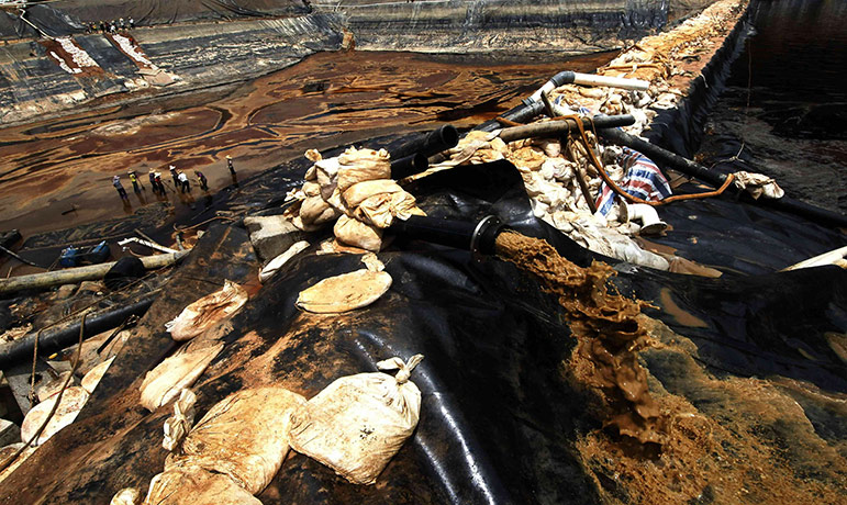 24 hours pictures: Workers drain away polluted water near the Zijin copper mine, China