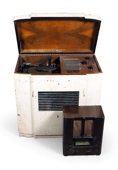 Chatsworth House auction: A walnut-veneered combined record ëchangerí and wireless by Garrard & Co