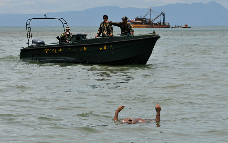 Typhoon Conson: The dead body of a fisherman floats off the coast in Mariveles