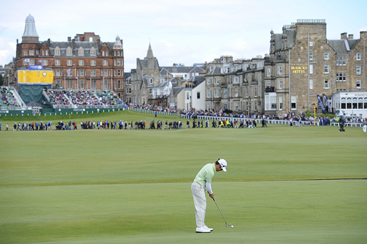 British Open Saturday: Louis Oosthuizen putts on the 1st