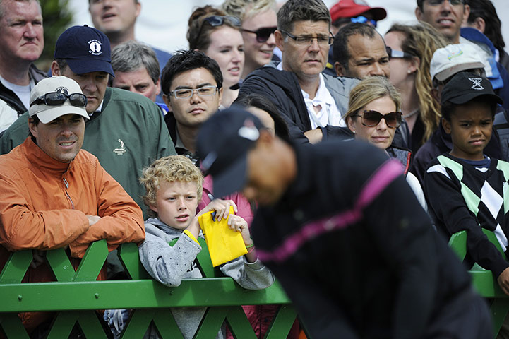 British Open Saturday: Crowd watches Tiger Woods on the putting green