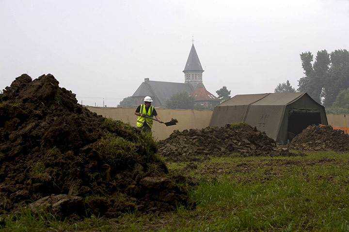 Fromelles: Archaeologists start work on the excavation of a possible mass grave