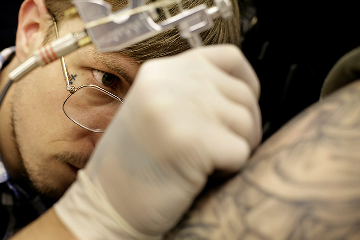 Woody's Tattoo Studio: Jay working on Manny Gonzalez