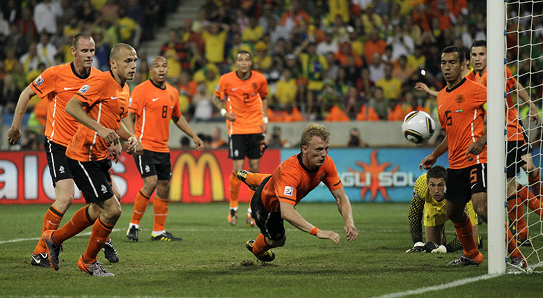 Netherlands versus Brazil: Netherlands defend in numbers to protect their 2-1 lead