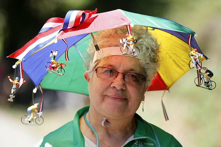sport: A fan, wearing a sun umbrella with cycli