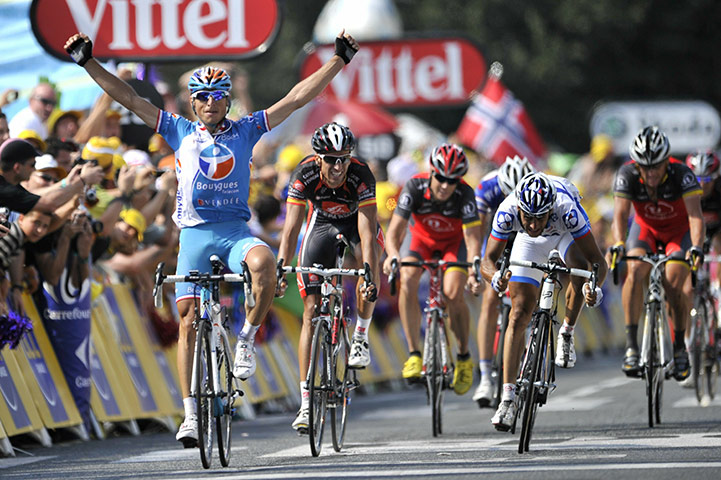 sport: France's Pierrick Fedrigo (L) celebrates