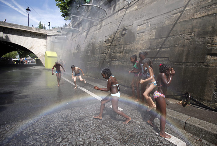 Paris Plage: Children play in the refreshing mist 