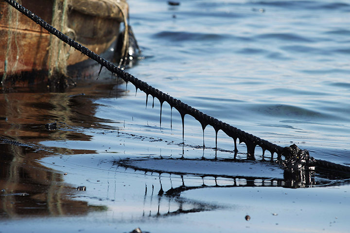 Dalian oil fire in China: Oil coats a boat rope