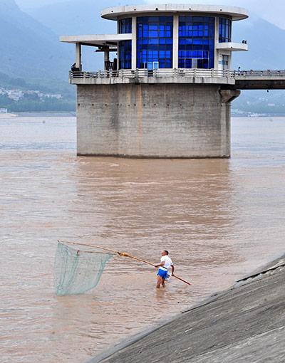 Three gorges dam: Three Gorges Dam in the resevoir, Yichang, Hubei Province