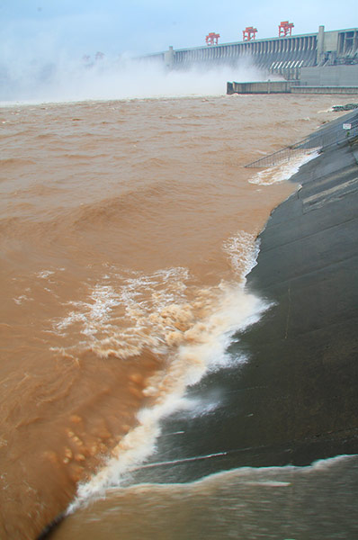 Three gorges dam: Three Gorges Dam tries to control the water level, China