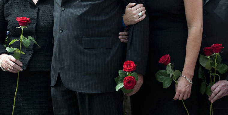 24 hours in pictures: Mourners wait for the repatriation cortege 