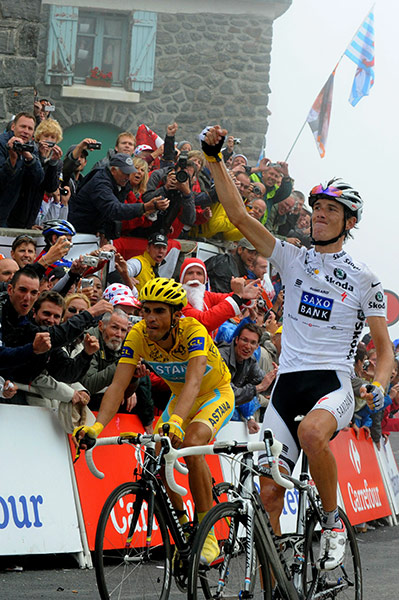 sport: Fans cheer on White jersey of Best Young