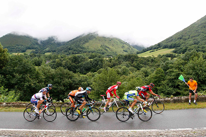 sport4: A pack of riders