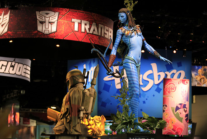 Comic Con: Figures of Neytiri from Avatar and Boba Fett from Star Wars at Comic Con