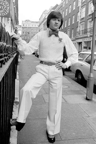 Alex Higgins: 1973: Alex Higgins shows off his new look