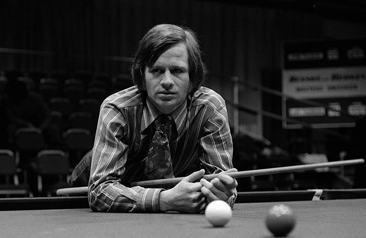 Alex Higgins: 1975: Alex Higgins tries to work out his next shot