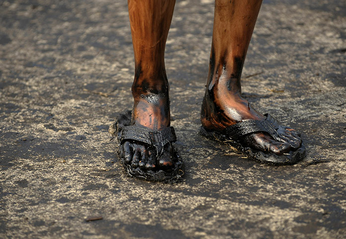 24 hours in pictures: clean-up operation after an oil spill near the port of Dalian, China