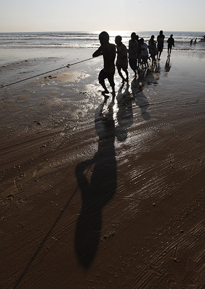 24 hours in pictures: Fishermen pull in nets of sardines in Durban 