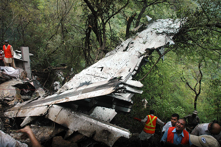 Plane crash in Pakistan: Pakistani rescuers surround the wreckage of a plane 