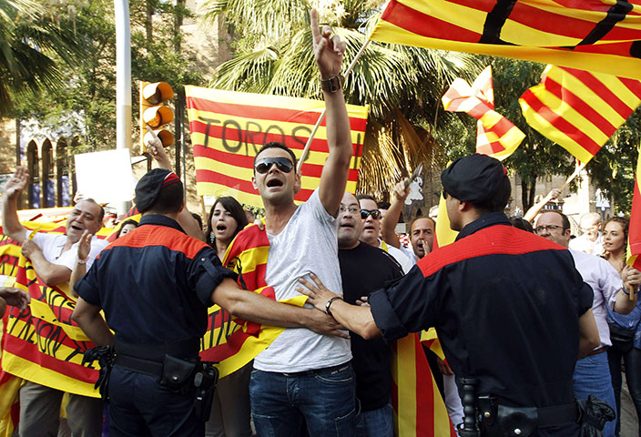 Bullfighting in Barcelona: 2010: A man shouts slogans in favour of bullfights