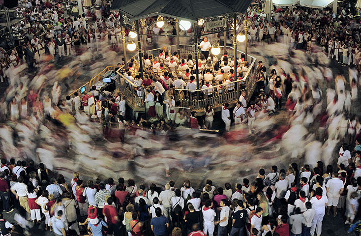 24 hours in pictures: Tudela, Spain: Hundreds of people dance the 