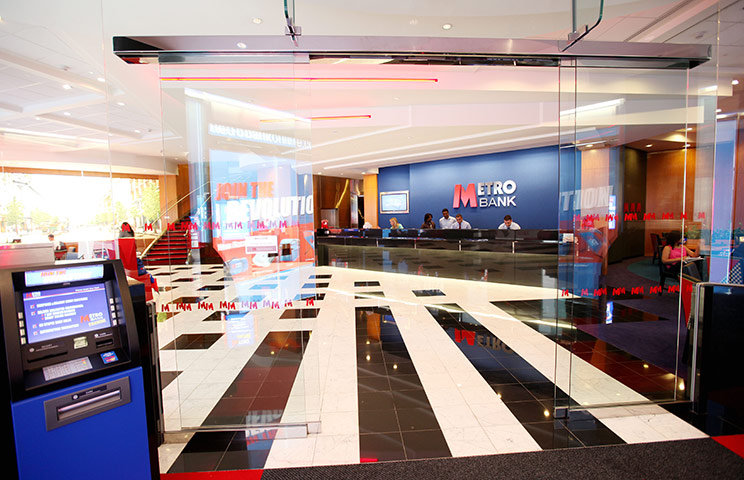 Metro Bank: Metro Bank  branch in Holborn, London 