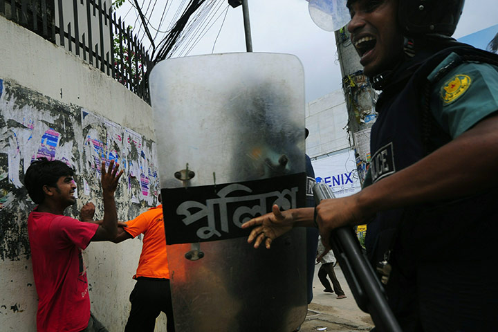 24 hours in pictures: Dhaka, Bangladesh: Police clash with protesting  garment workers 