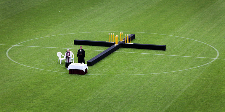 Love Parade: A cross with 21 candles for the 21 victi