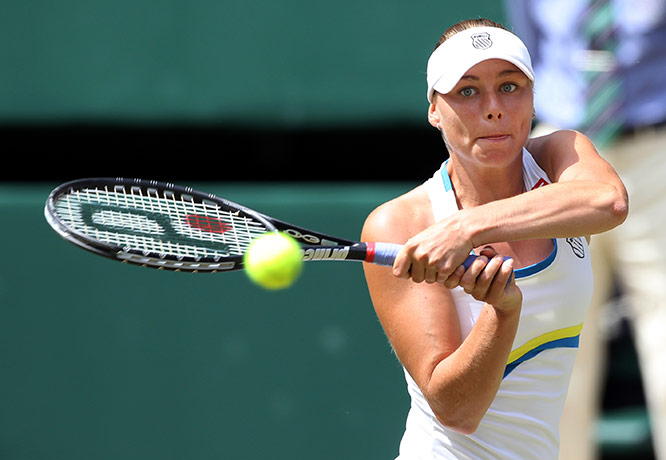 Serena wins wimbledon: Zvonareva plays a backhand return