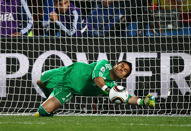 Paraguay versus spain: Justo Villar saves a penalty