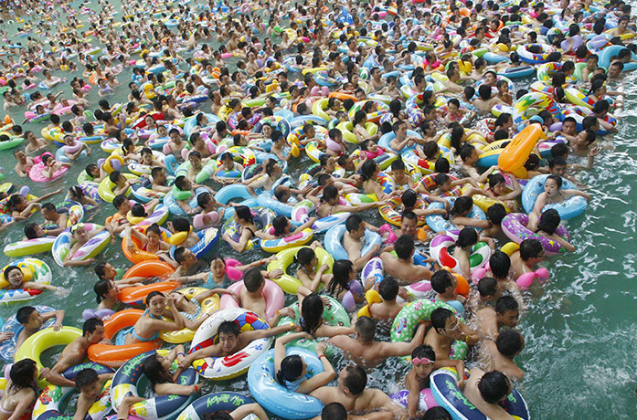 24 hours in pictures: swimming pool Daying, China