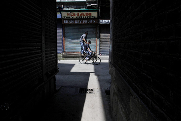 24 hours in pictures: curfew in Srinagar, India