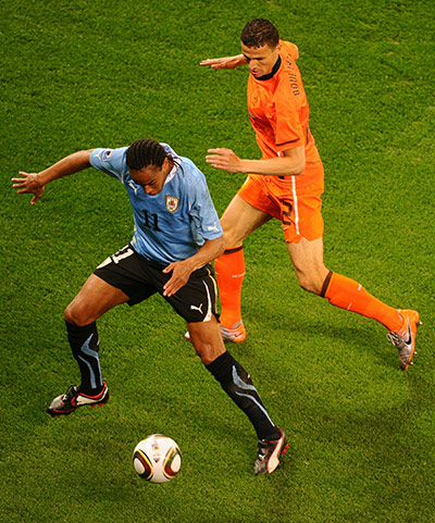 Holland : Uruguay's Alvaro Pereira and Holland's Gregory van der Wiel 