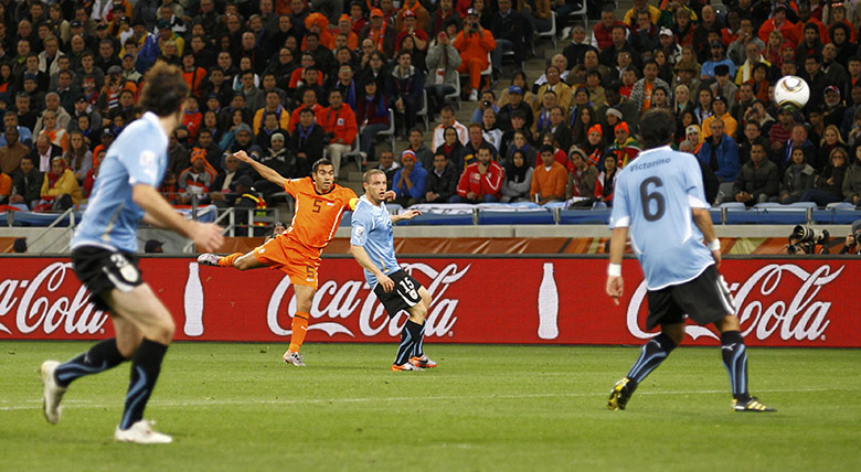Holland : Netherlands' Van Bronckhorst shoots and opens the scoring