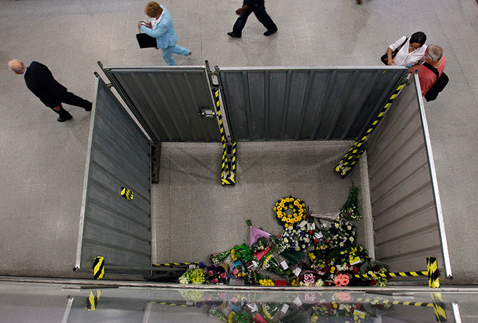 7/7 5th annivesary: Floral tributes at Kings Cross station 7/7 5th anniversary