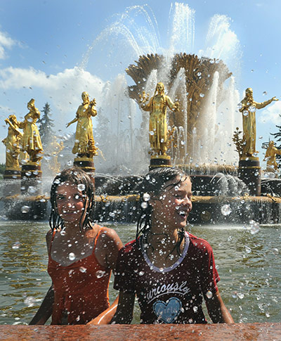 Heatwave: Moscow, Russia: Youngsters enjoy cold water in fountain
