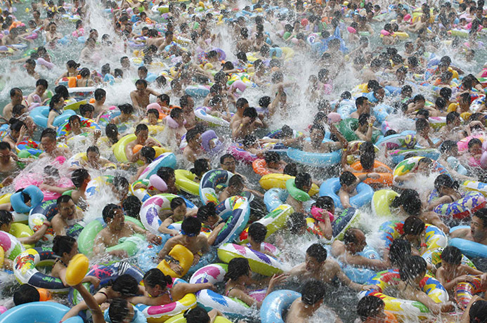 China-Residents-crowd-in--006.jpg