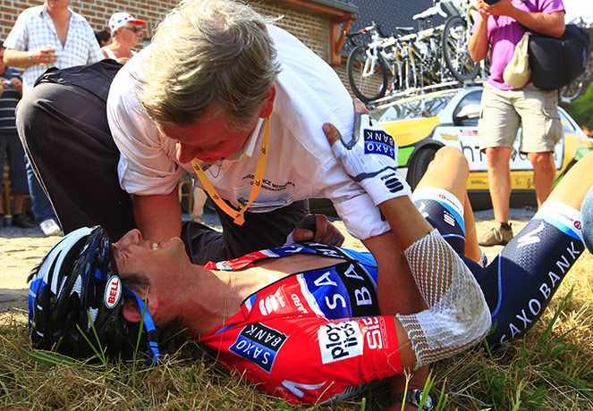 TDF Crashes: Frank Schleck in pain after breaking his collarbone on the Cobblestones