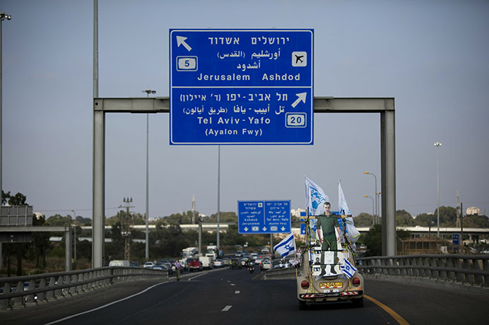 Gilad Shalit march: family and supporters of gilad shalit reach tel aviv on march to jerusalem