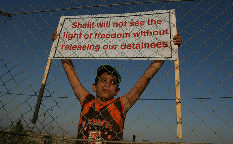 Gilad Shalit march: Relatives of Palestinian prisoners  protest