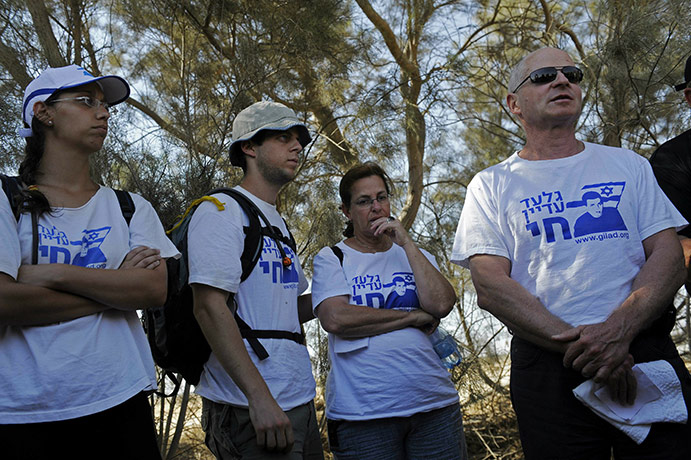 Gilad Shalit march: Noam (R) and Aviva Shalit (2nd R), paren